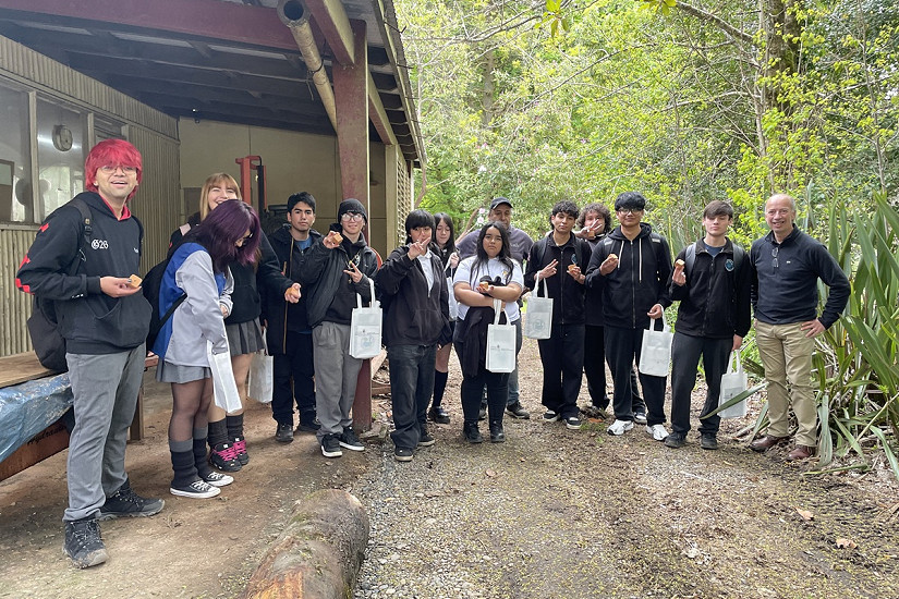 Facultad de Ciencias Forestales y Recursos Naturales abre sus laboratorios a estudiantes en Expo UACh